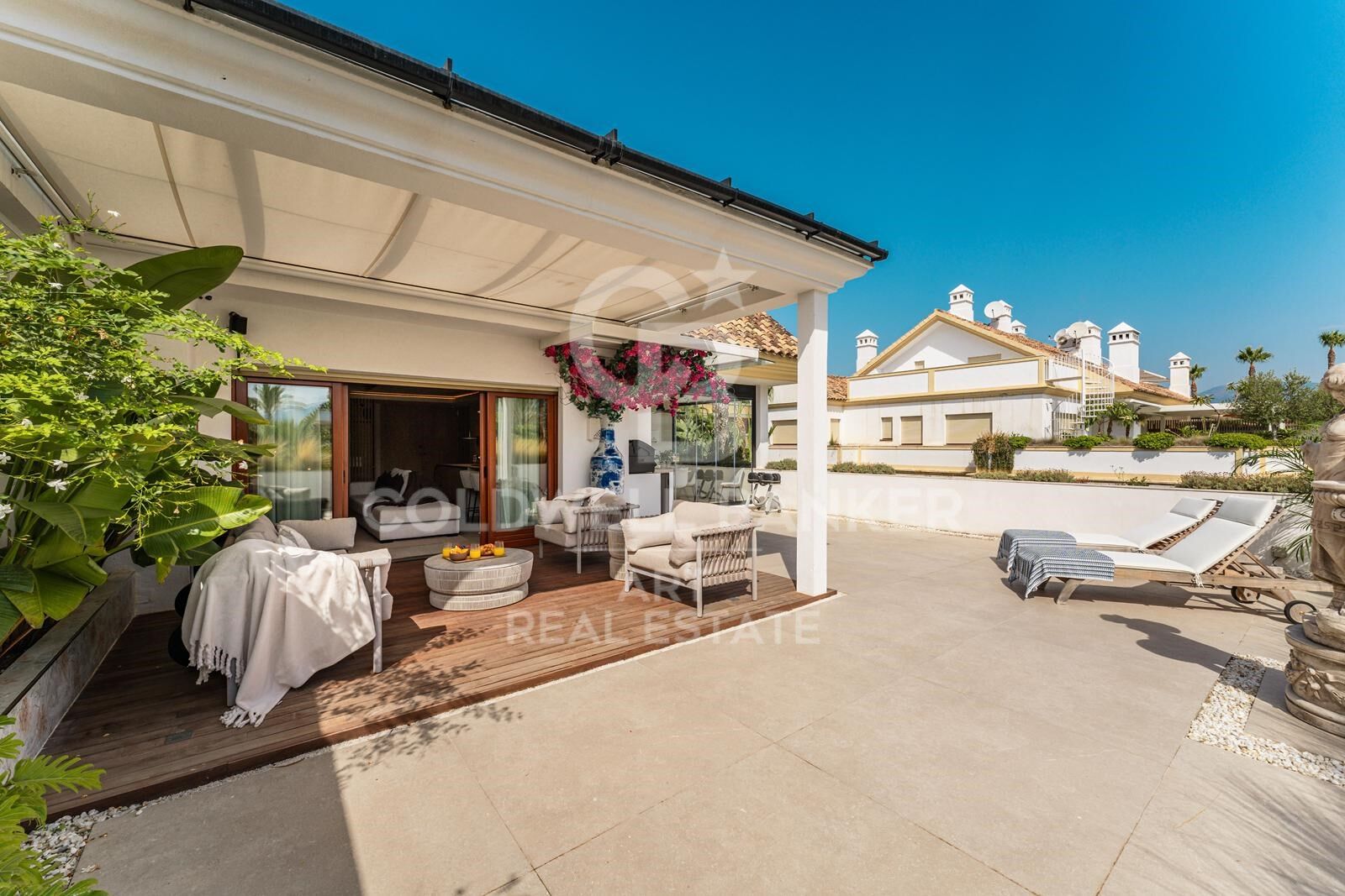 Elegante ático dúplex de 3 dormitorios en Las Lomas del Rey, Marbella