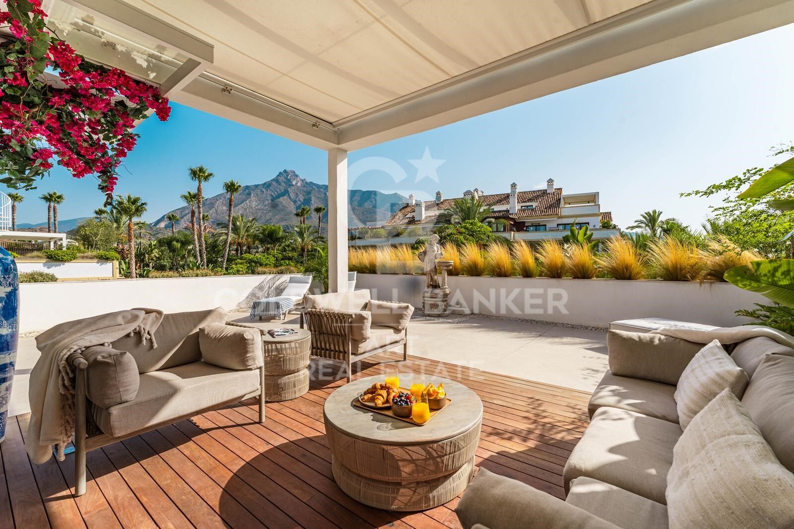 Elegante ático dúplex de 3 dormitorios en Las Lomas del Rey, Marbella