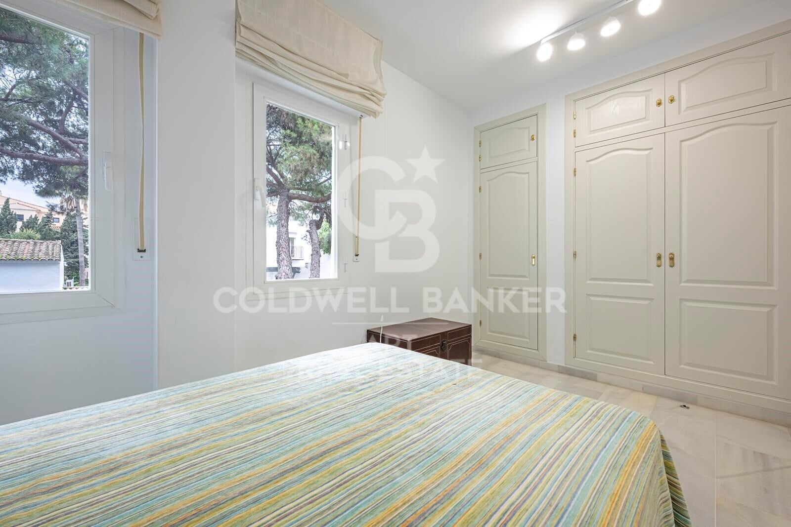 Apartamento de 4 dormitorios con vistas a la piscina a pocos pasos de la playa de Puerto Banús, Marbella