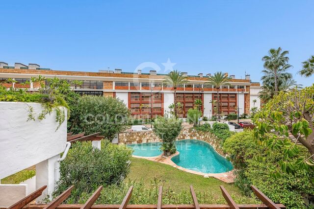 4-Schlafzimmer-Wohnung mit Poolblick, nur wenige Schritte zum Strand von Puerto Banús, Marbella