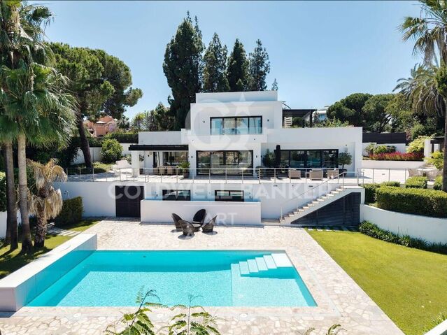 Zeitgenössische Villa mit Meer- und Bergblick in Nueva Andalucía, Marbella