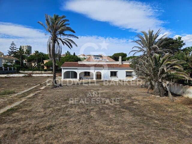 Renovation opportunity by the sea in East Marbella