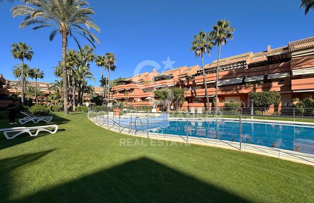 Beachside ground-floor apartment in El Embrujo Playa with tropical gardens and pool views, Puerto Banús