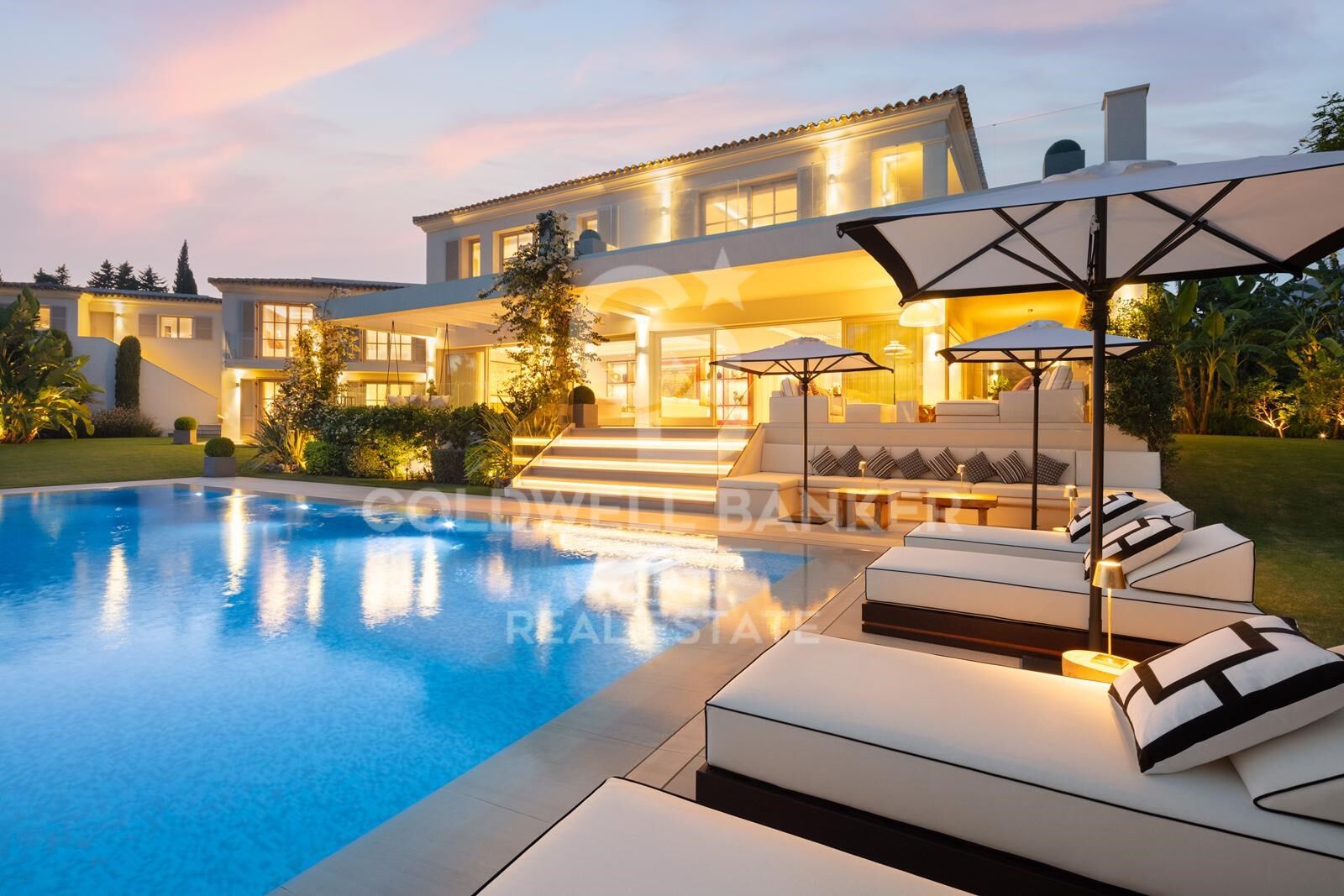 Elegant frontline golf mansion in Marbella's prestigious Aloha