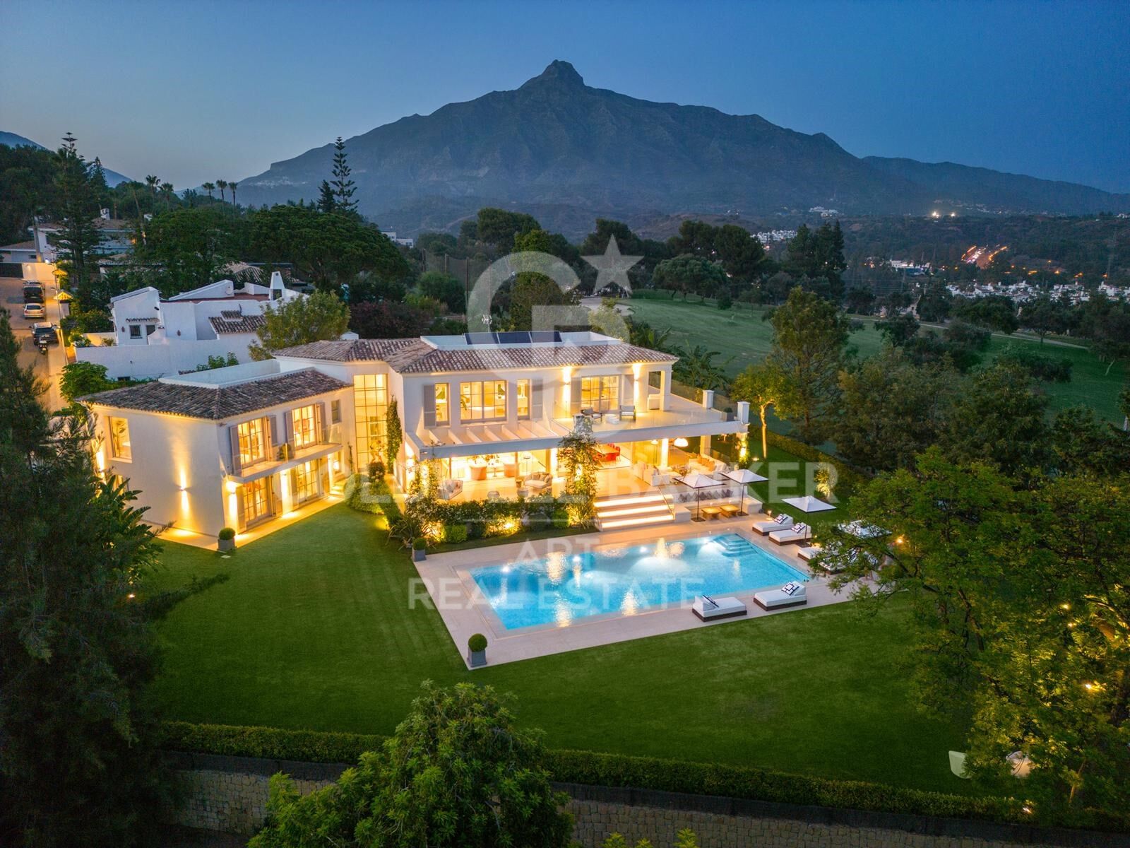 Majestuosa mansión en primera línea de golf en la prestigiosa zona de Aloha, Marbella