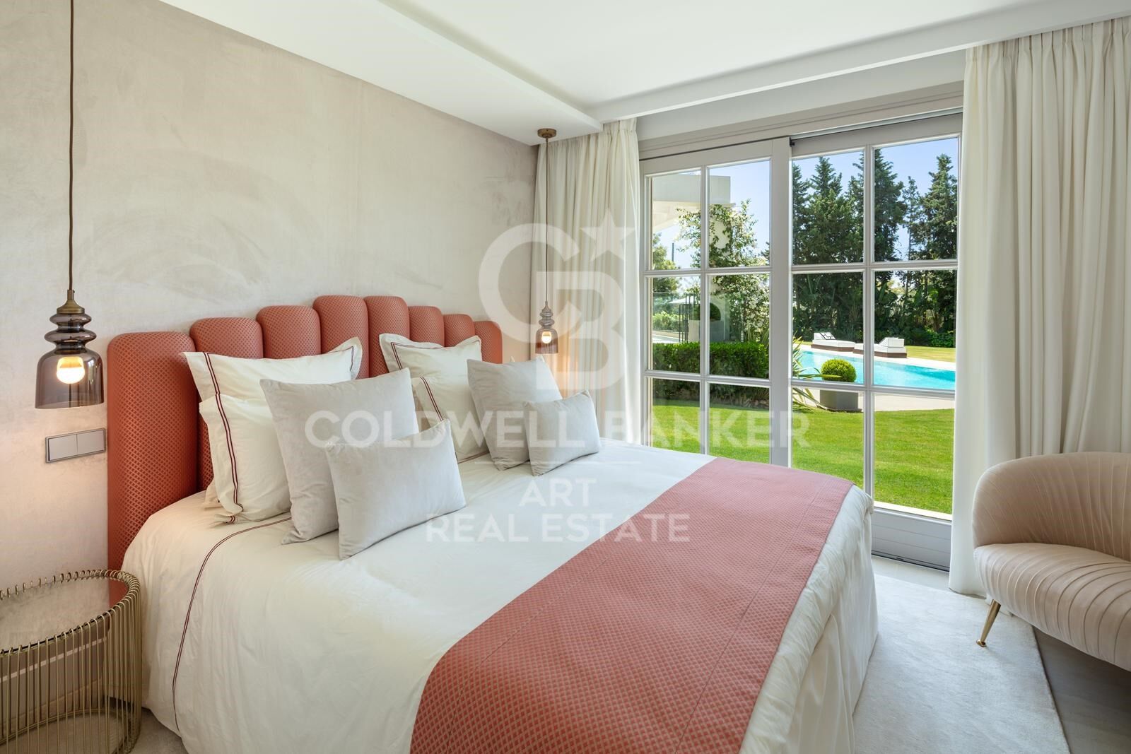 Elegant frontline golf mansion in Marbella's prestigious Aloha
