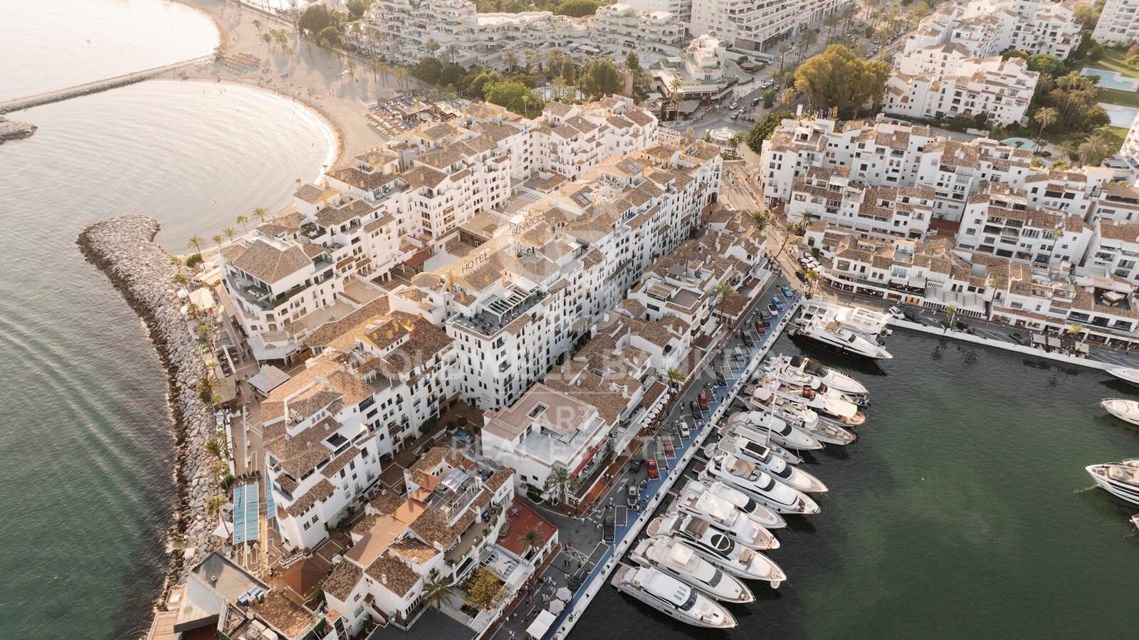 Legendäres duplex-apartment in erster Linie - Benabola, Puerto Banús, Marbella