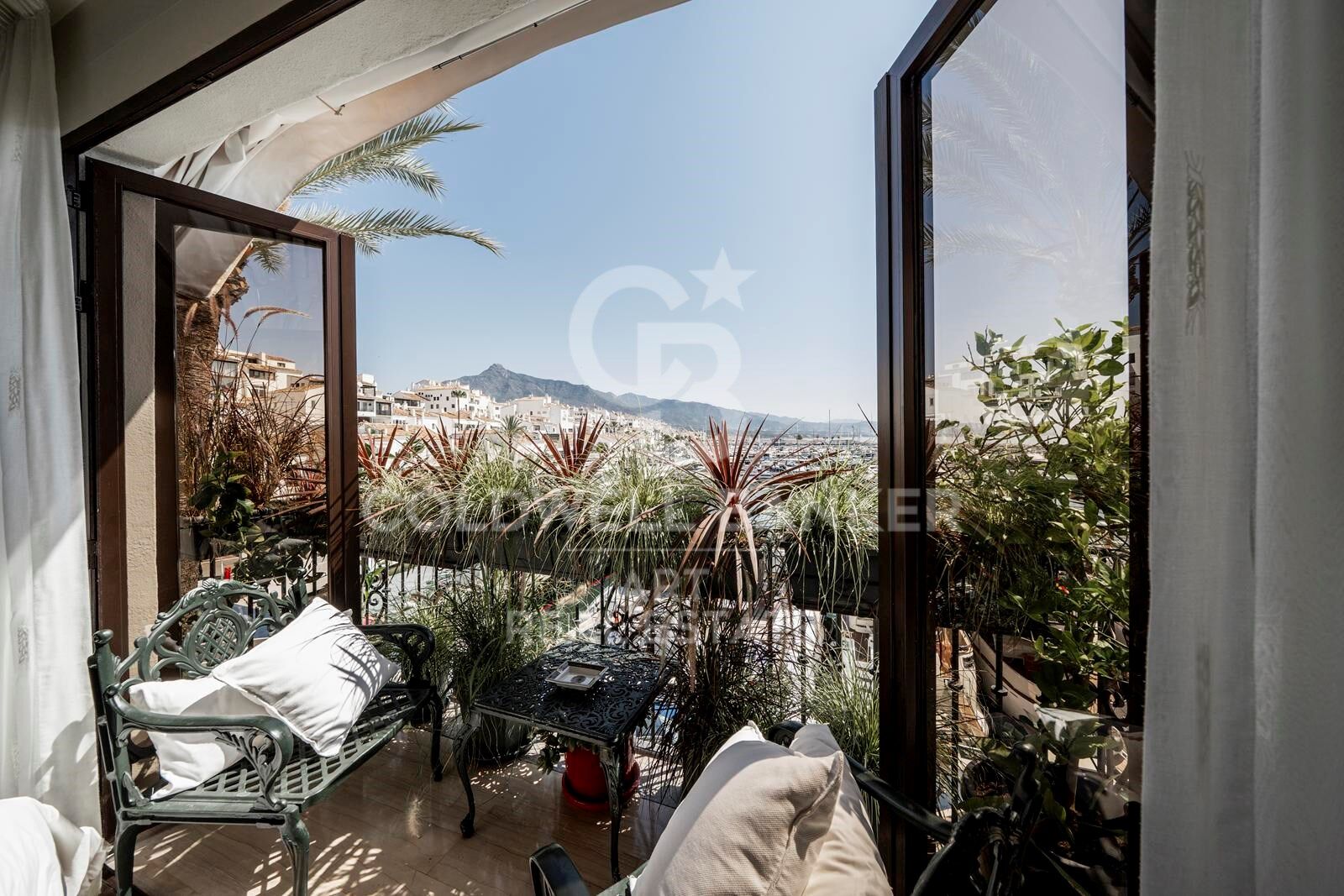 Iconic frontline duplex in Puerto Banús - Benabola Marina living, Marbella