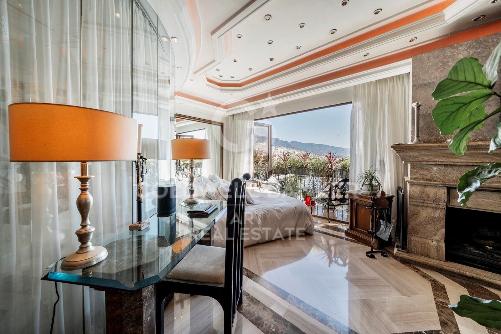 Iconic frontline duplex in Puerto Banús - Benabola Marina living, Marbella