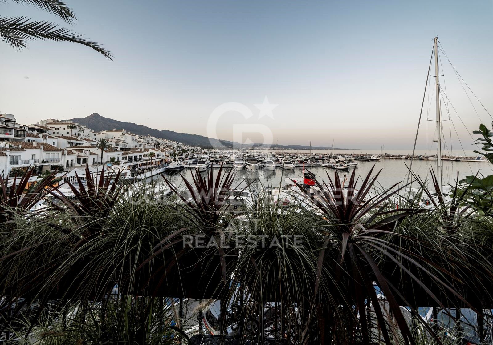 Iconic frontline duplex in Puerto Banús - Benabola Marina living, Marbella