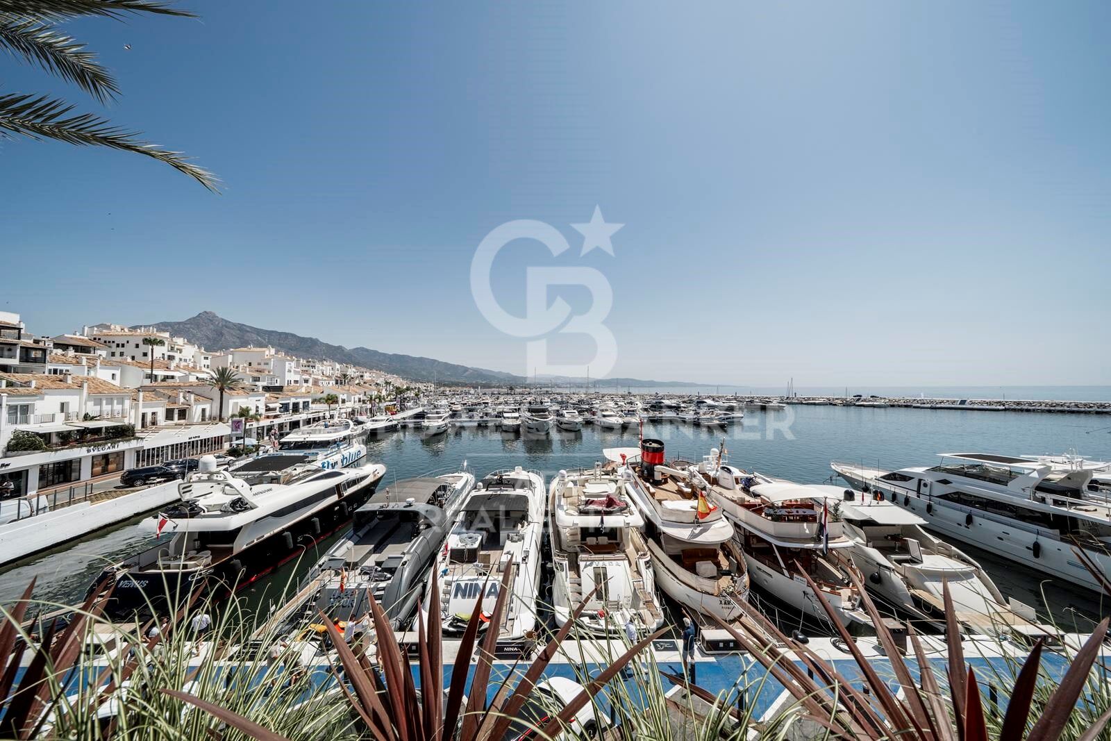 Dúplex icónico en primera Línea - Benabola, Puerto Banús, Marbella