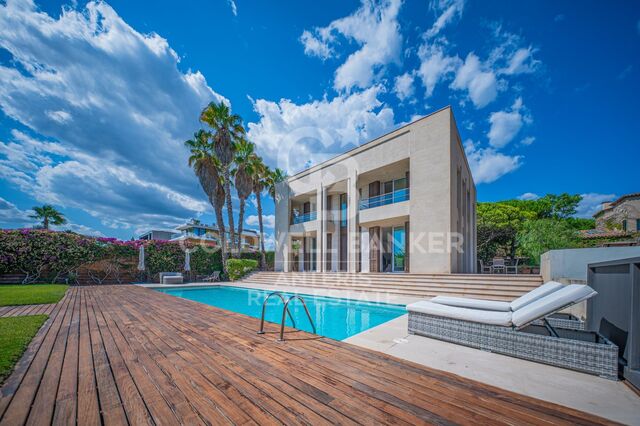 Exclusiva casa de autor en primera línea de mar en Gavà Mar