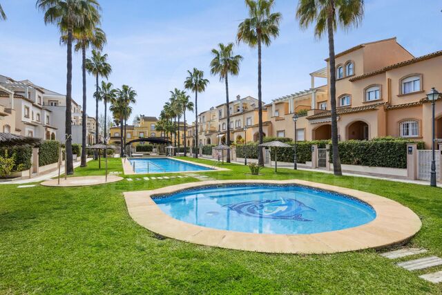 Triplex townhouse in Montañar I, next to the Arenal in Javea.