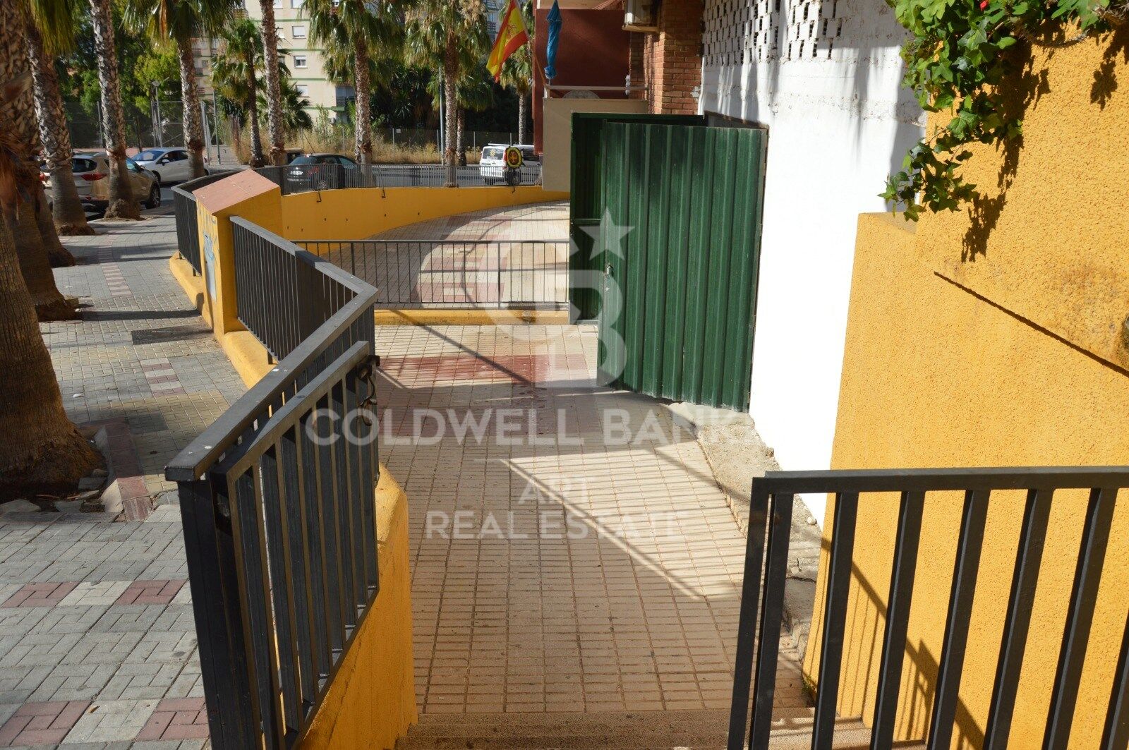 Local comercial con potencial a 500 metros de la playa en Benalmádena