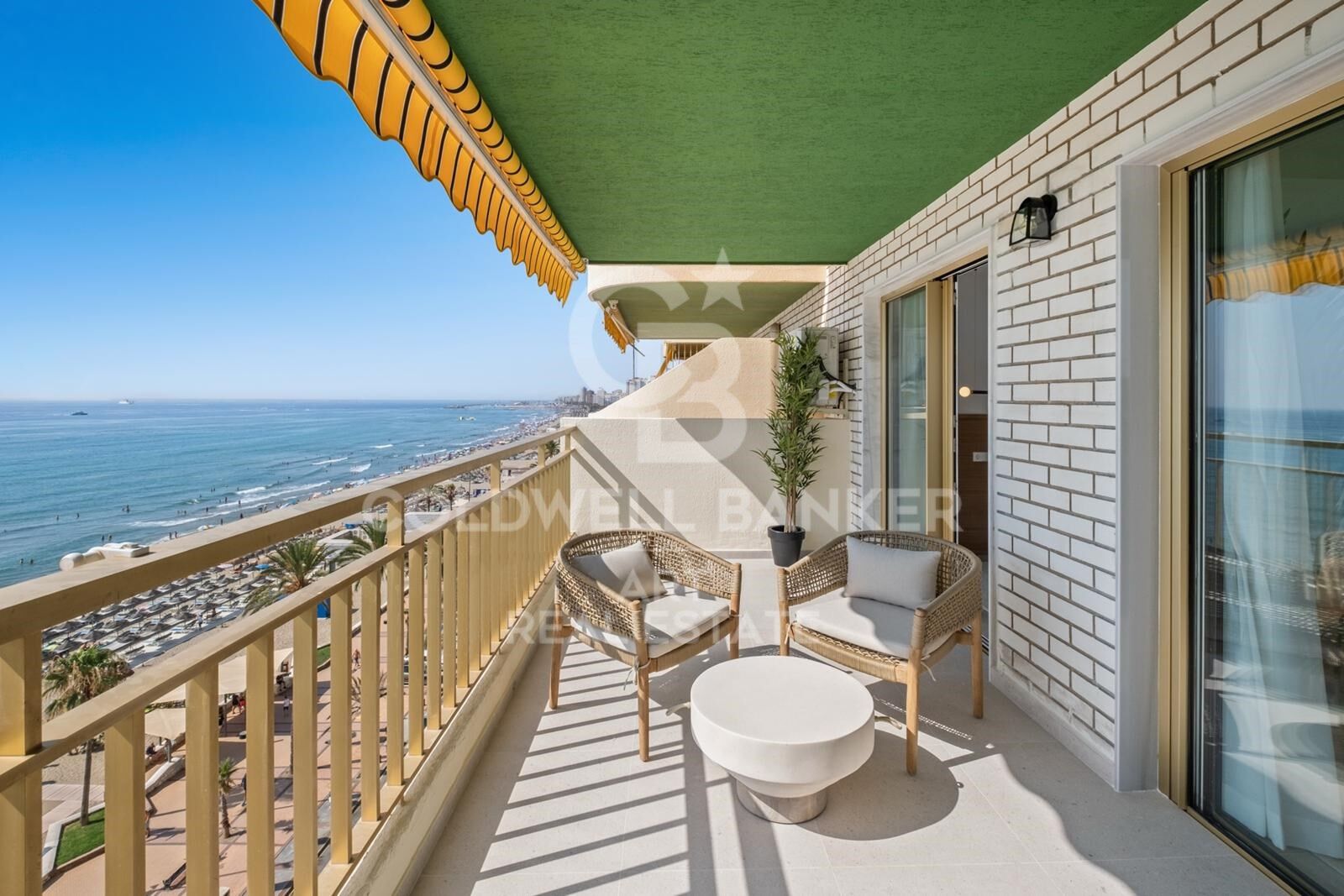 Una joya costera en primera línea de playa, Fuengirola