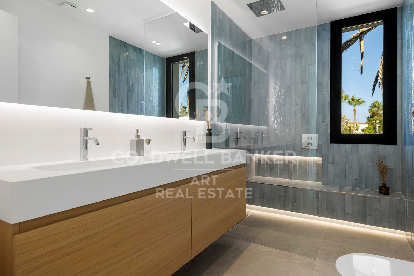 Moderne Eleganz am Meer - luxuriöse Villa nur 300 m vom Strand entfernt, Marbesa, Marbella