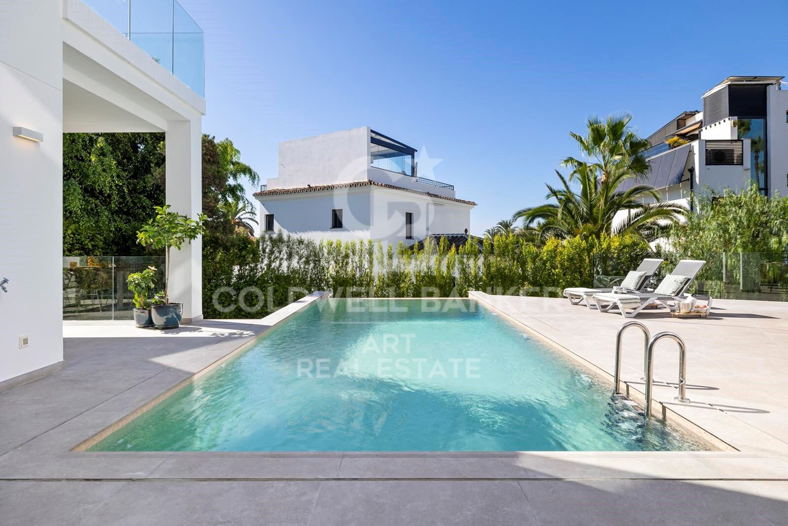 Moderne Eleganz am Meer - luxuriöse Villa nur 300 m vom Strand entfernt, Marbesa, Marbella