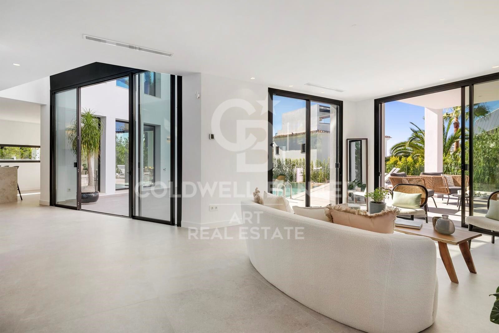 Moderne Eleganz am Meer - luxuriöse Villa nur 300 m vom Strand entfernt, Marbesa, Marbella