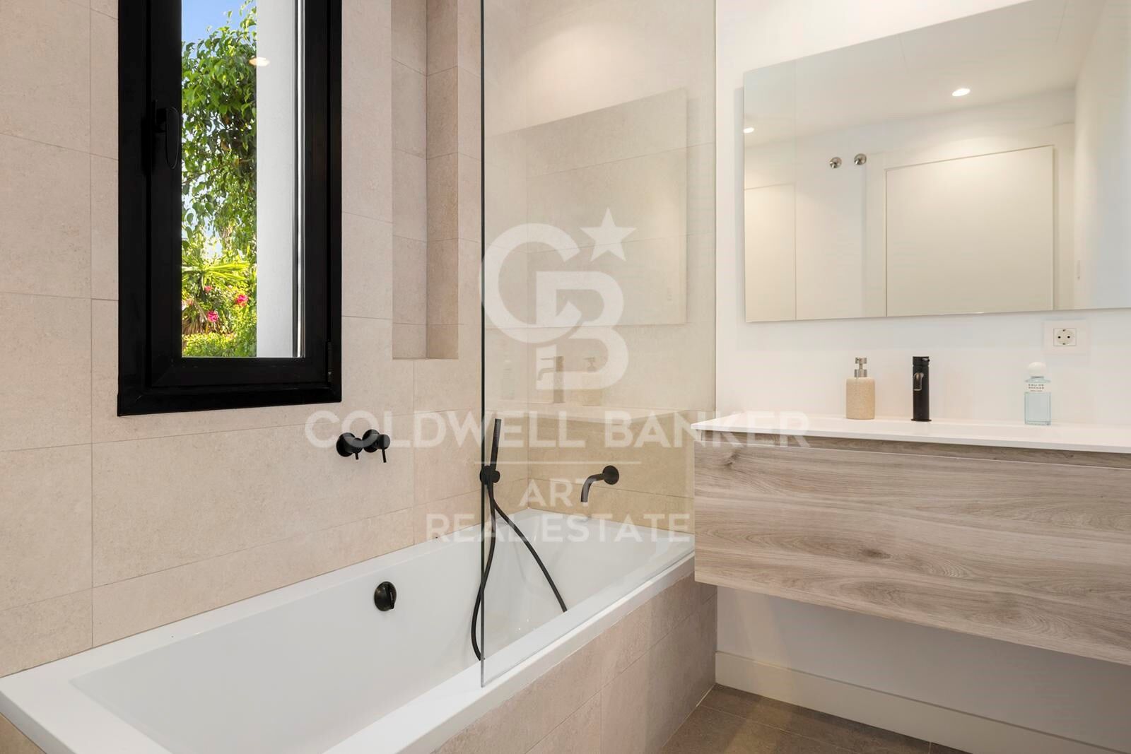 Moderne Eleganz am Meer - luxuriöse Villa nur 300 m vom Strand entfernt, Marbesa, Marbella