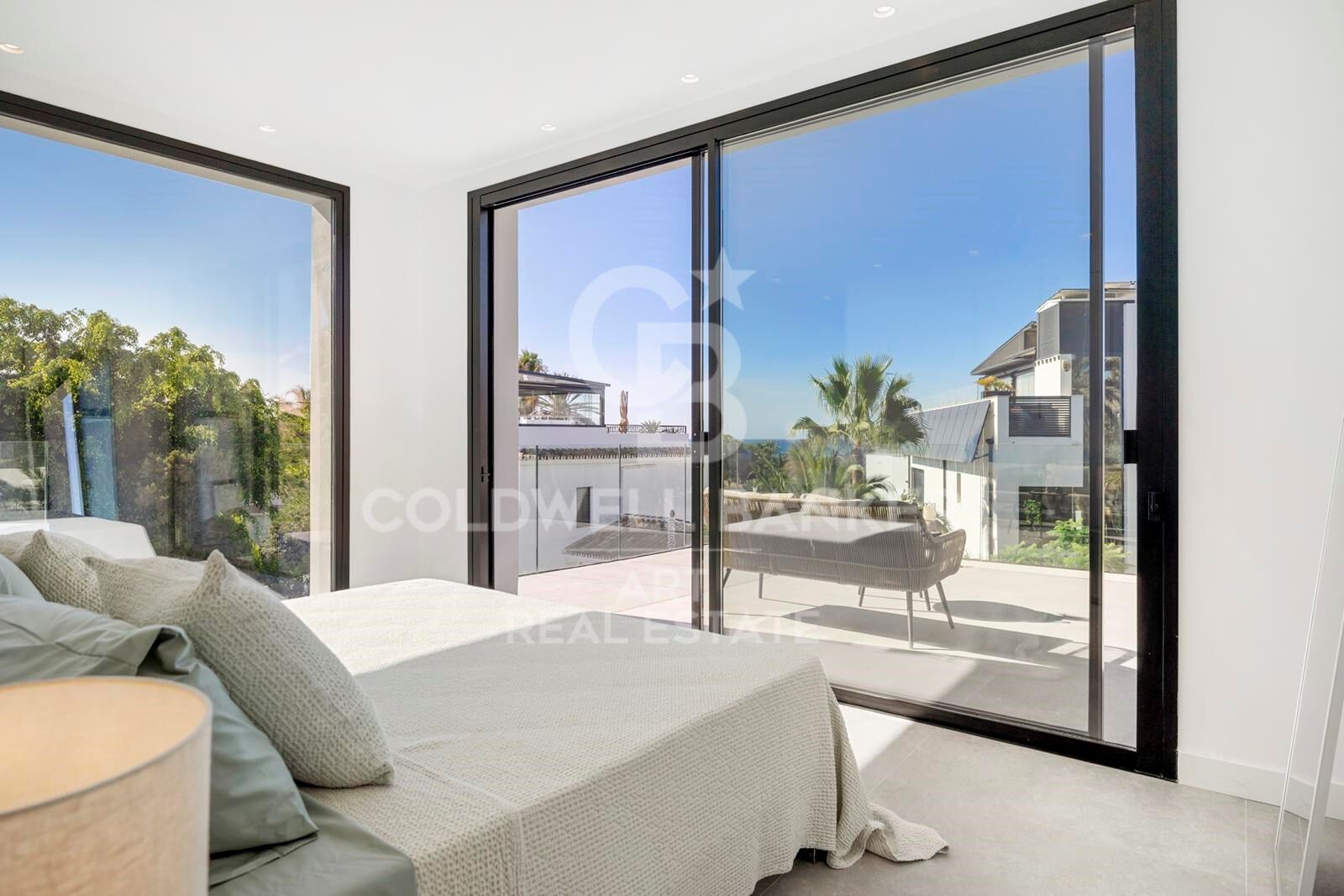 Moderne Eleganz am Meer - luxuriöse Villa nur 300 m vom Strand entfernt, Marbesa, Marbella