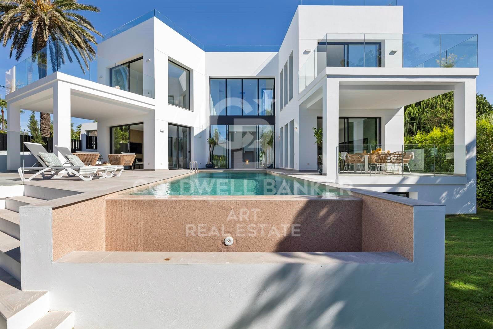 Moderne Eleganz am Meer - luxuriöse Villa nur 300 m vom Strand entfernt, Marbesa, Marbella