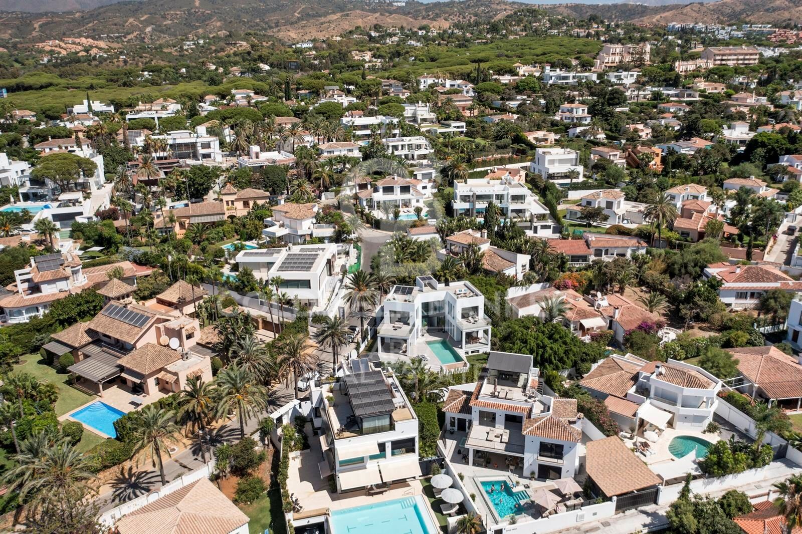 Moderne Eleganz am Meer - luxuriöse Villa nur 300 m vom Strand entfernt, Marbesa, Marbella