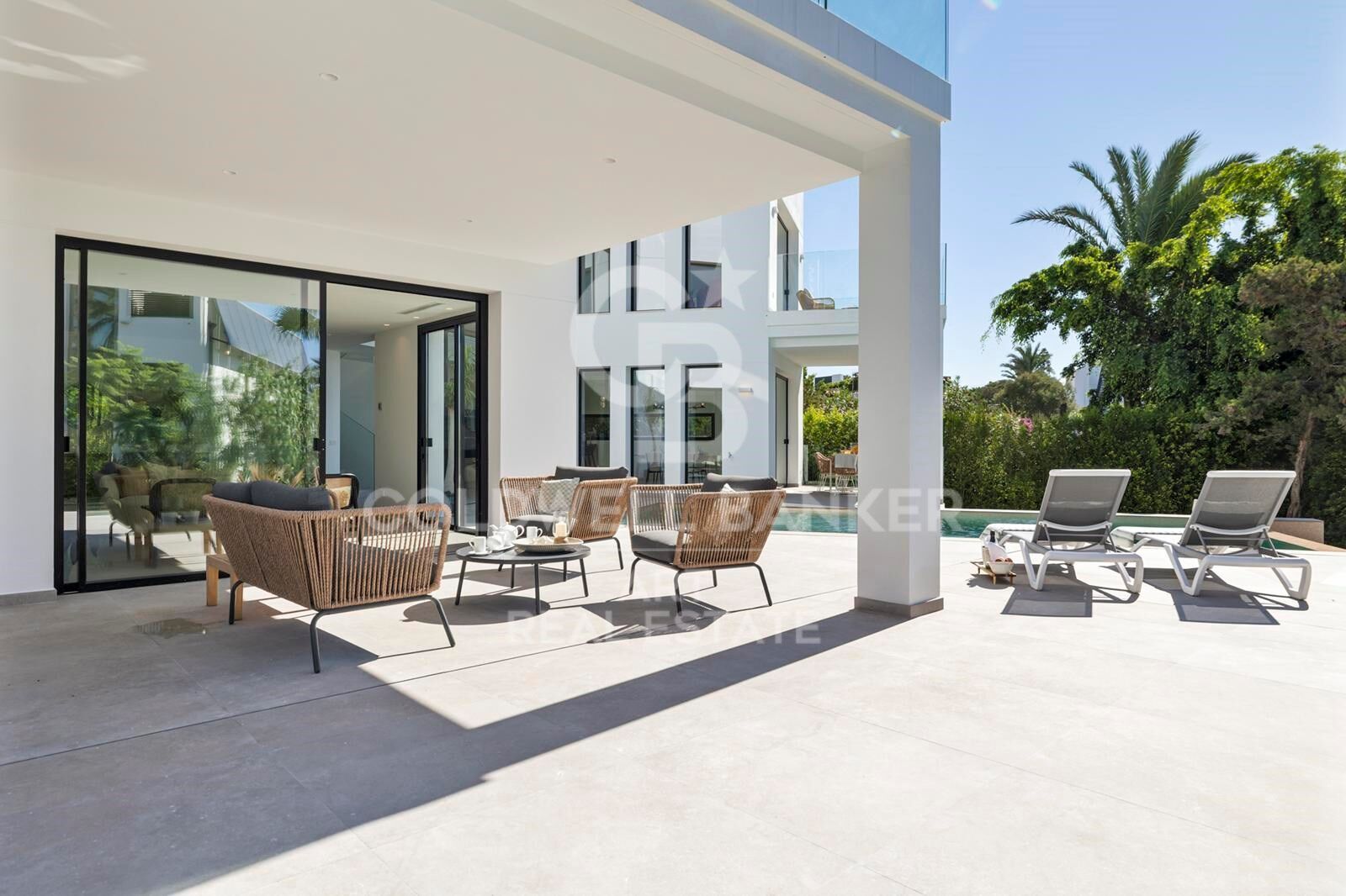 Elegancia moderna junto al mar - villa de lujo a solo 300m de la playa en Marbesa, Marbella