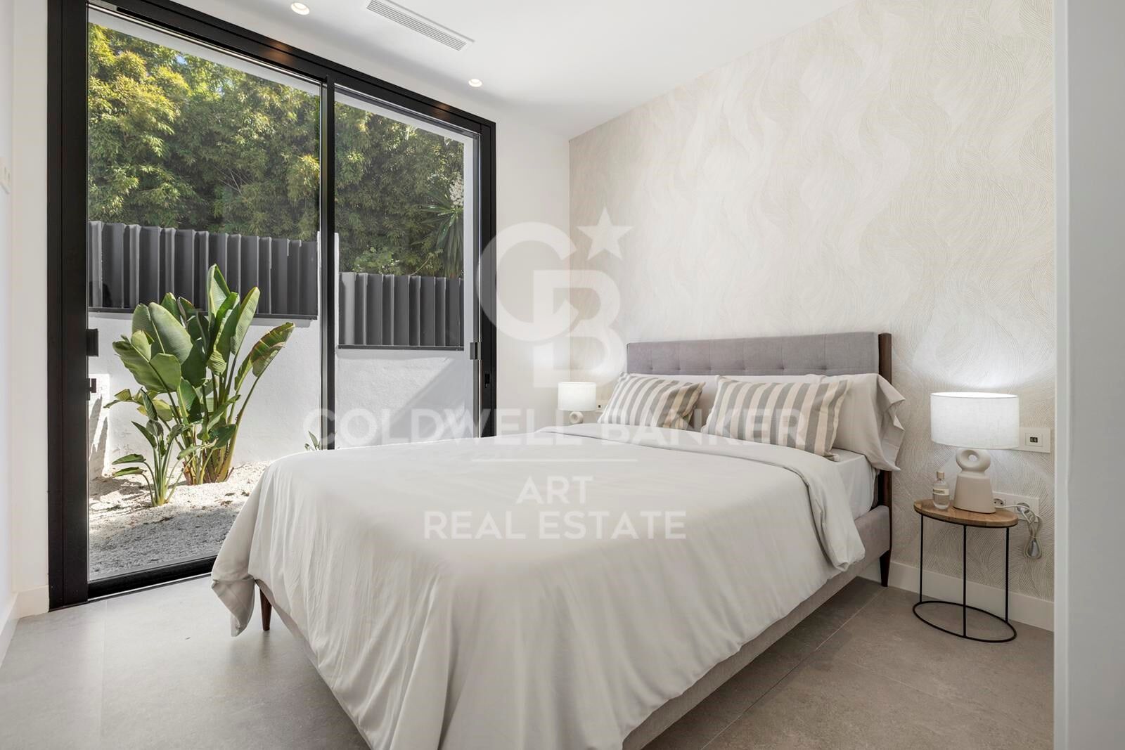 Elegancia moderna junto al mar - villa de lujo a solo 300m de la playa en Marbesa, Marbella