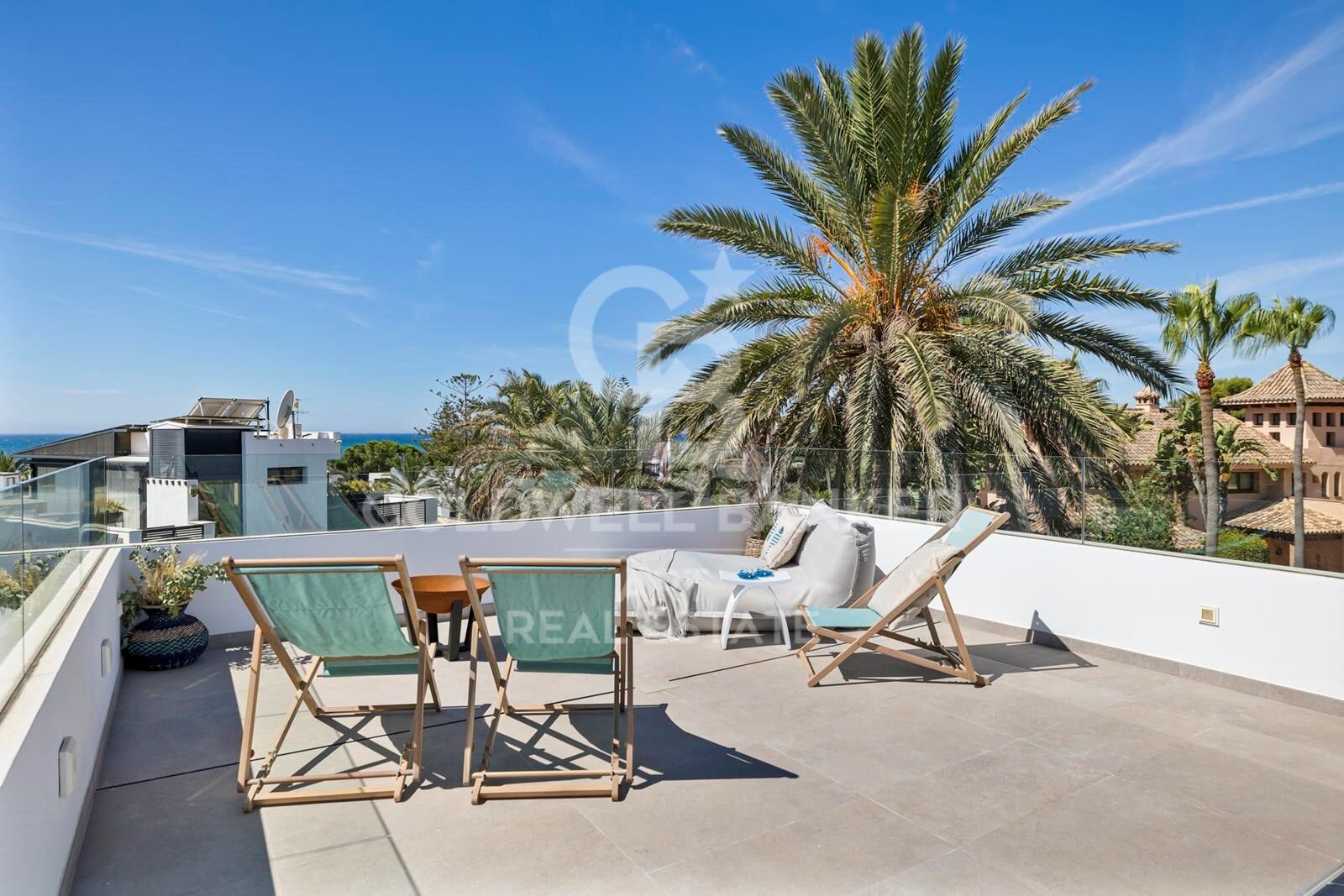 Elegancia moderna junto al mar - villa de lujo a solo 300m de la playa en Marbesa, Marbella