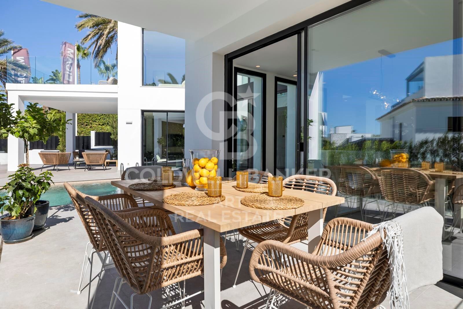 Modern elegance by the sea - luxury villa just 300m from the beach, Marbesa, Marbella