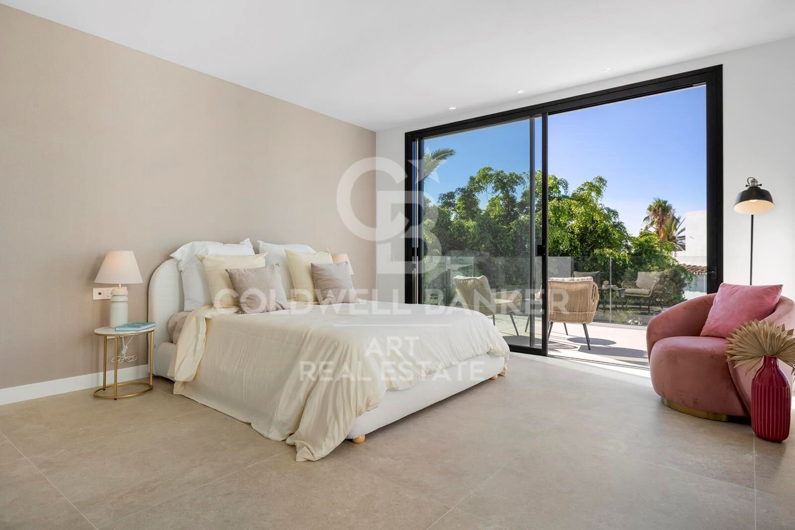 Modern elegance by the sea - luxury villa just 300m from the beach, Marbesa, Marbella