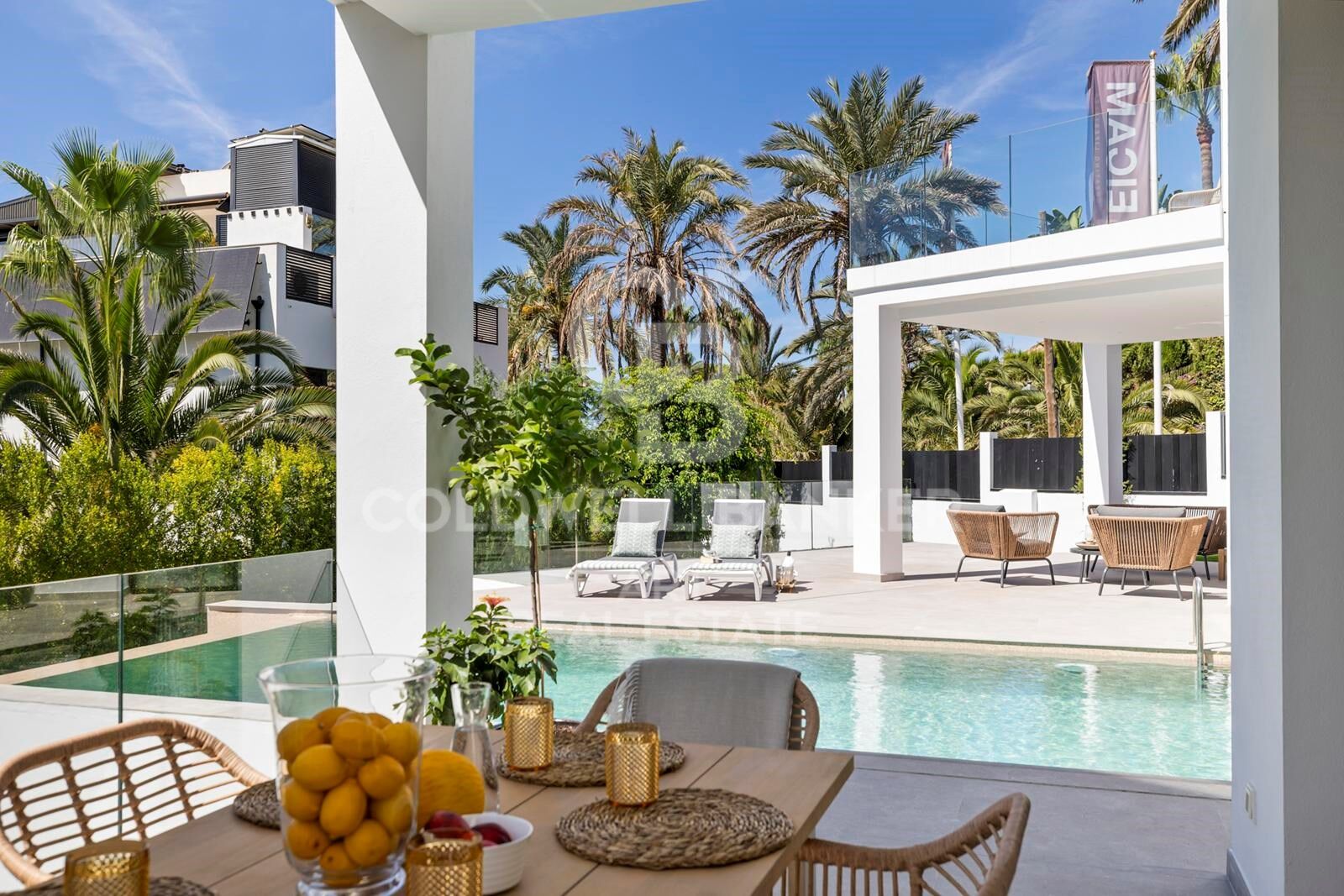Moderne Eleganz am Meer - luxuriöse Villa nur 300 m vom Strand entfernt, Marbesa, Marbella