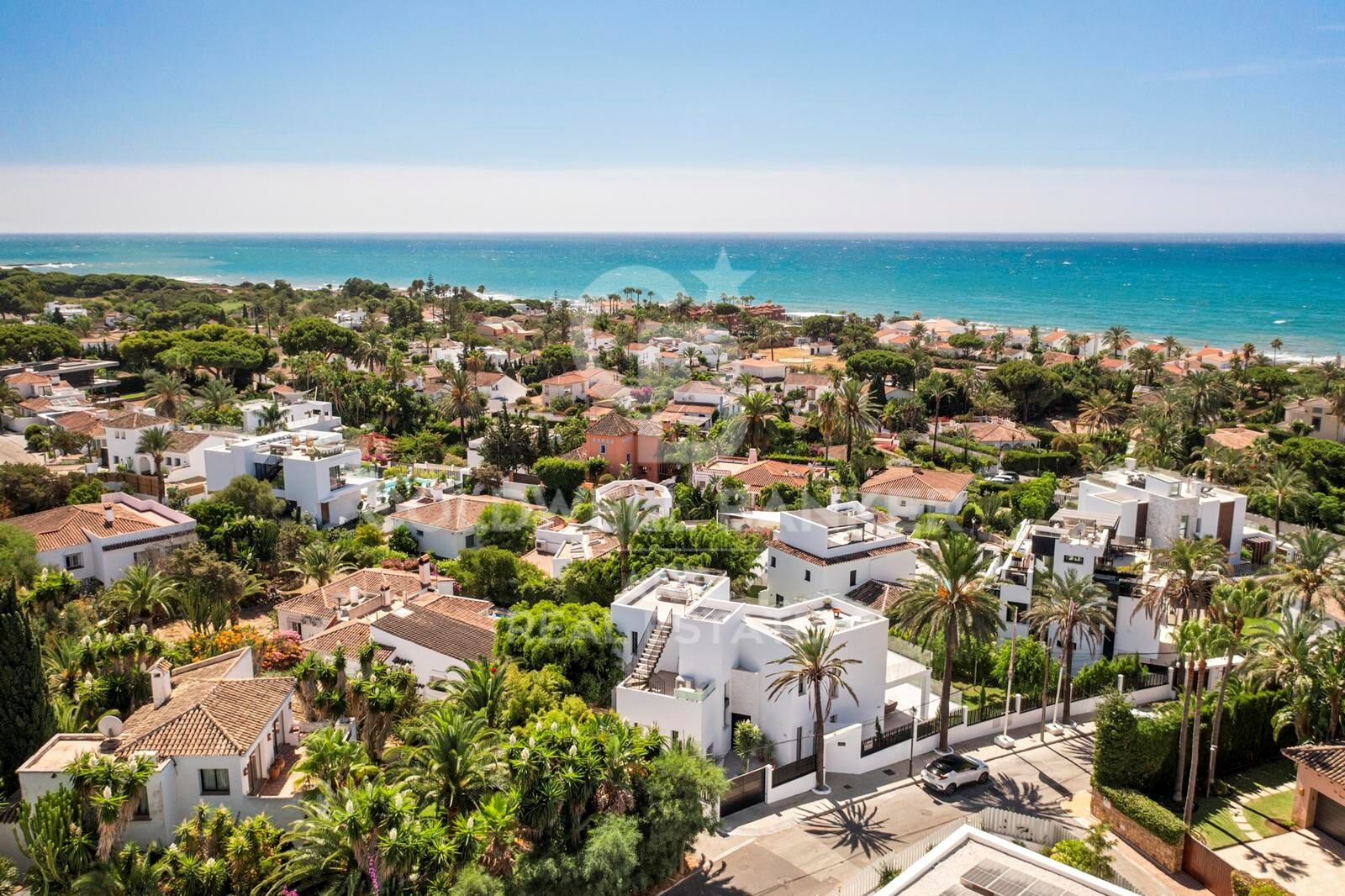 Moderne Eleganz am Meer - luxuriöse Villa nur 300 m vom Strand entfernt, Marbesa, Marbella