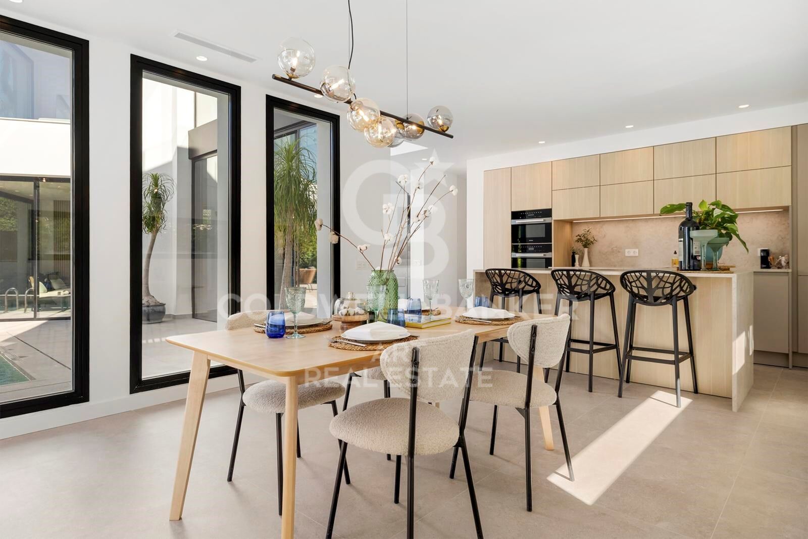 Modern elegance by the sea - luxury villa just 300m from the beach, Marbesa, Marbella