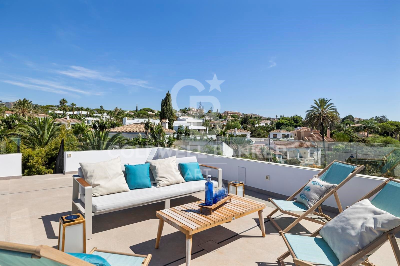 Moderne Eleganz am Meer - luxuriöse Villa nur 300 m vom Strand entfernt, Marbesa, Marbella