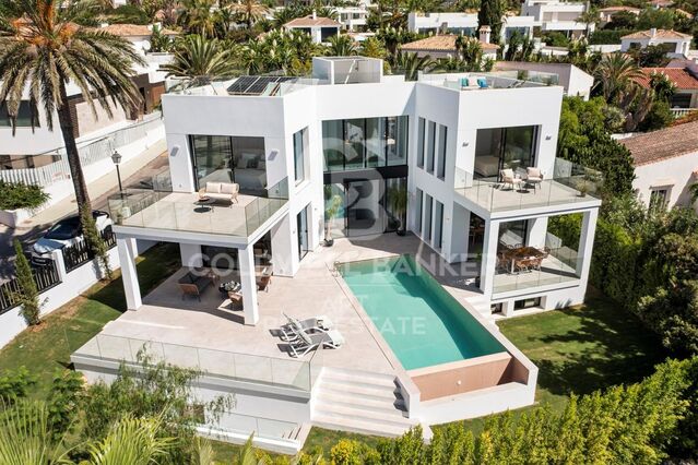 Elegancia moderna junto al mar - villa de lujo a solo 300m de la playa en Marbesa, Marbella