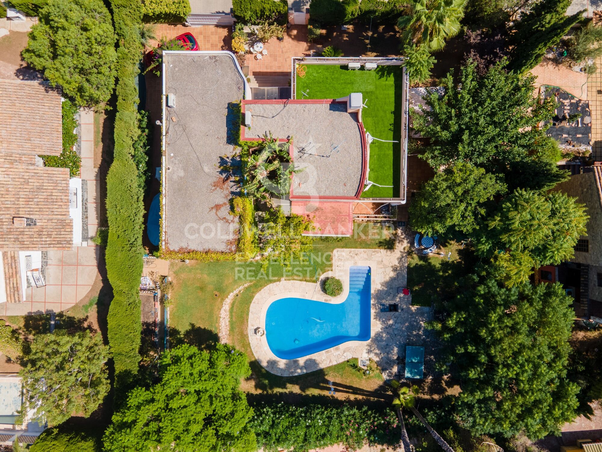 Villa de 350 m² con piscina, terrazas y 7 dormitorios en Monte Alcedo.