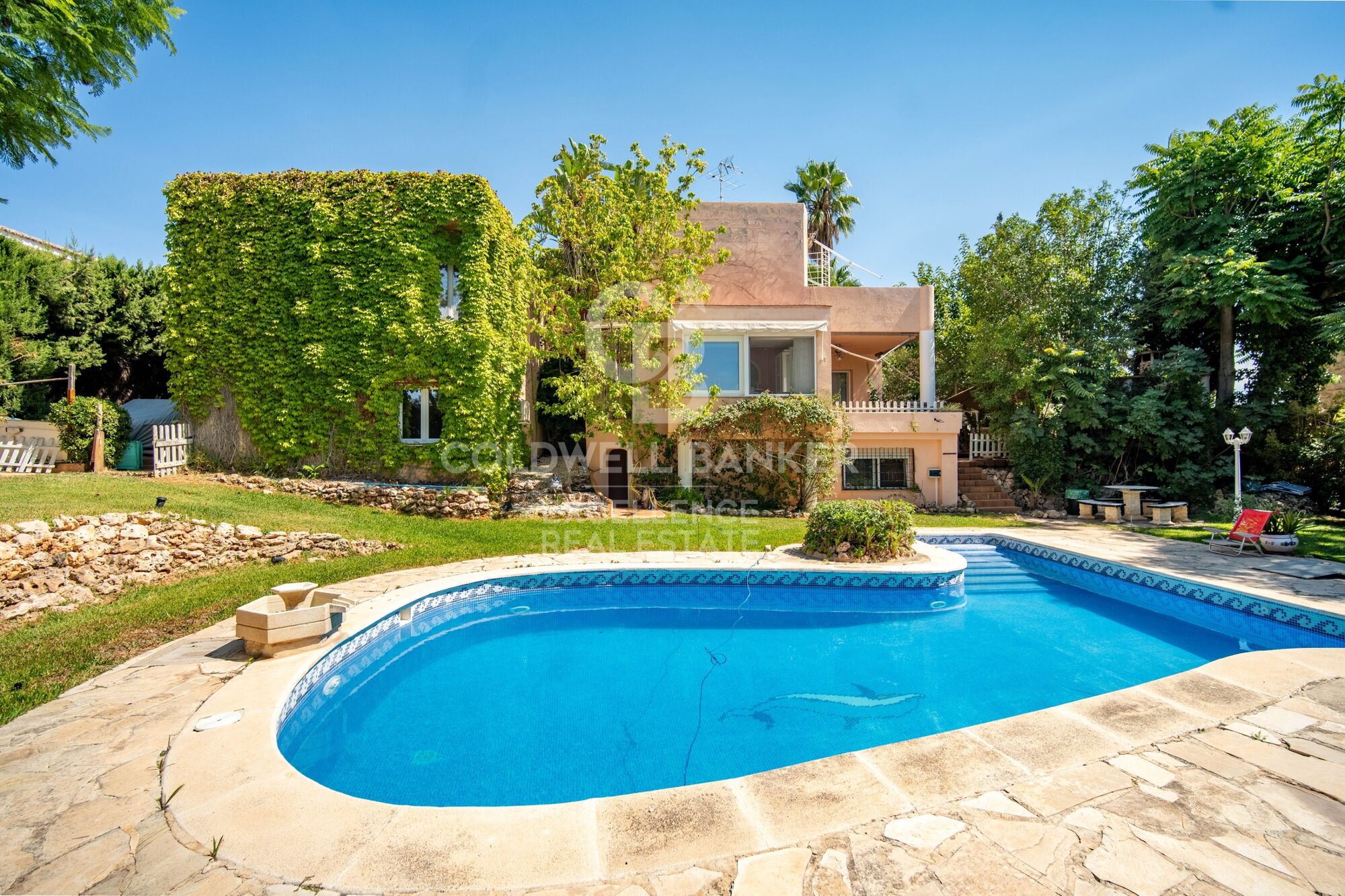 350 m² villa with pool, terraces, and 7 bedrooms in Monte Alcedo