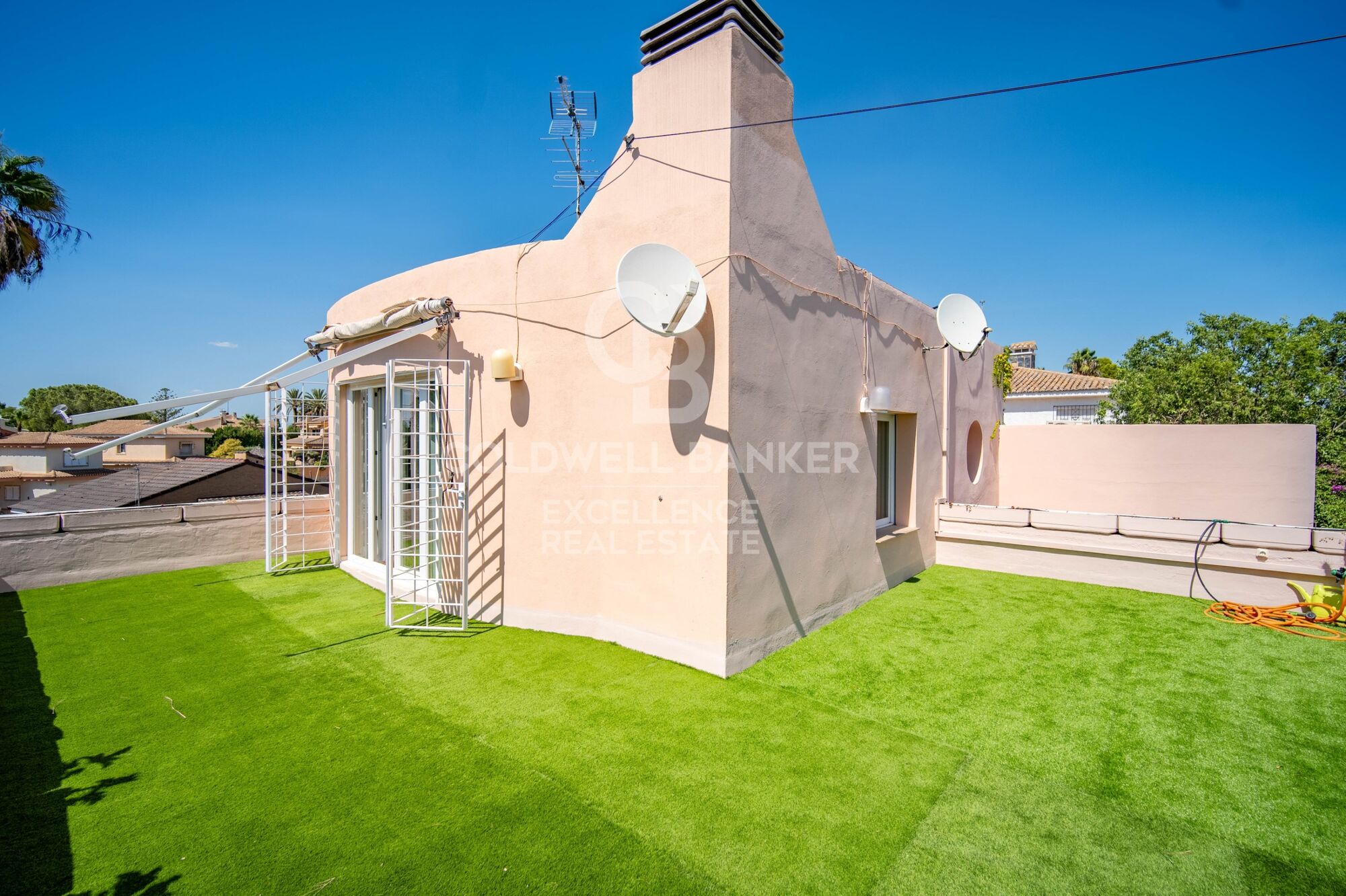 350 m² villa with pool, terraces, and 7 bedrooms in Monte Alcedo