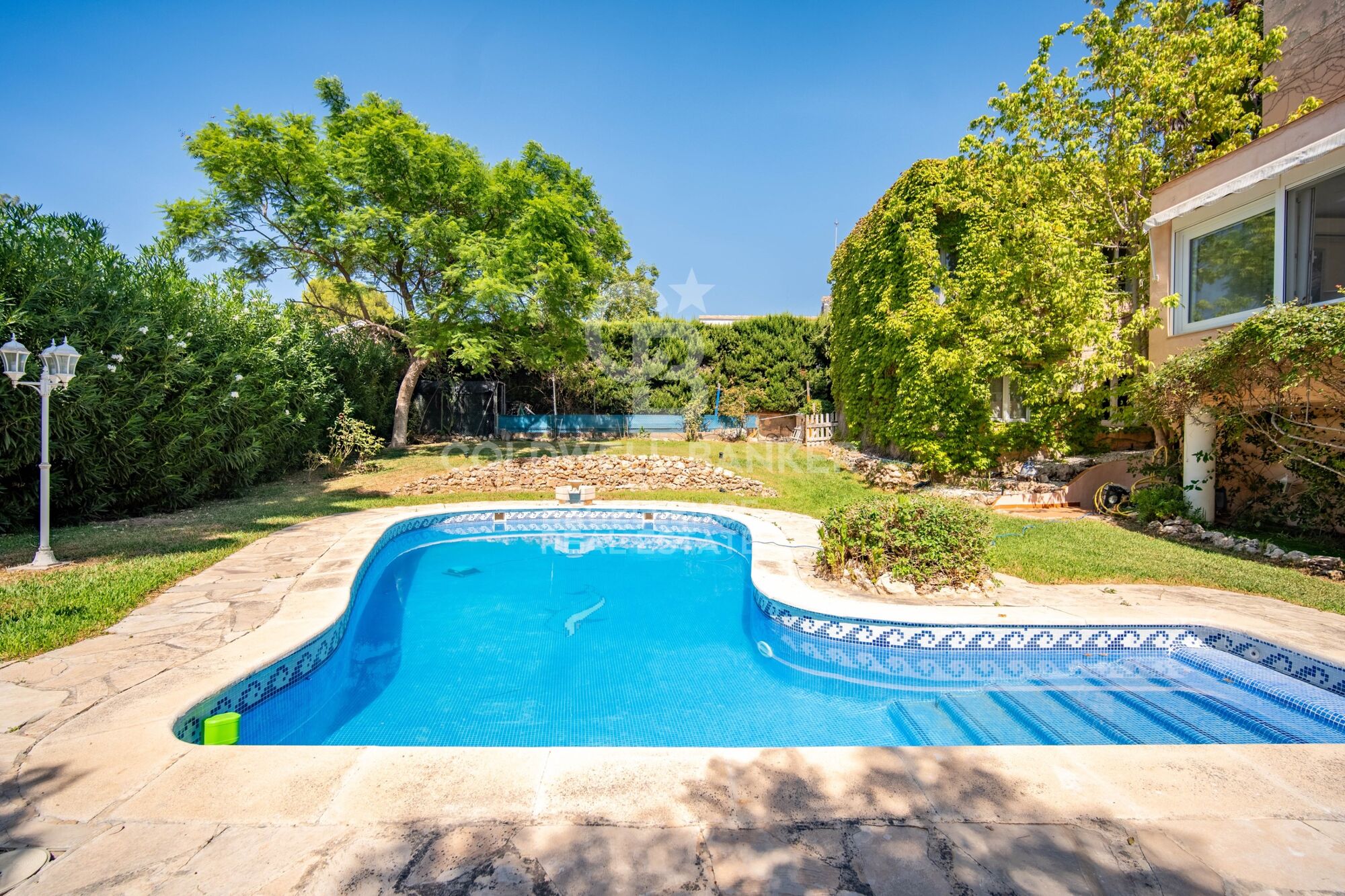 350 m² villa with pool, terraces, and 7 bedrooms in Monte Alcedo
