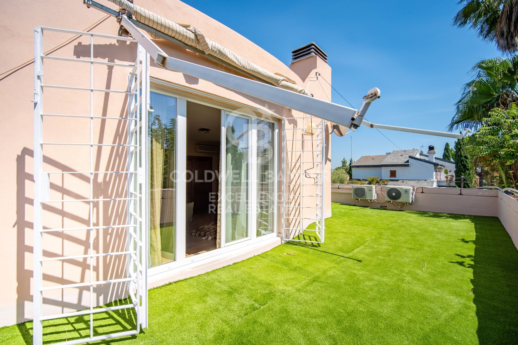 350 m² villa with pool, terraces, and 7 bedrooms in Monte Alcedo