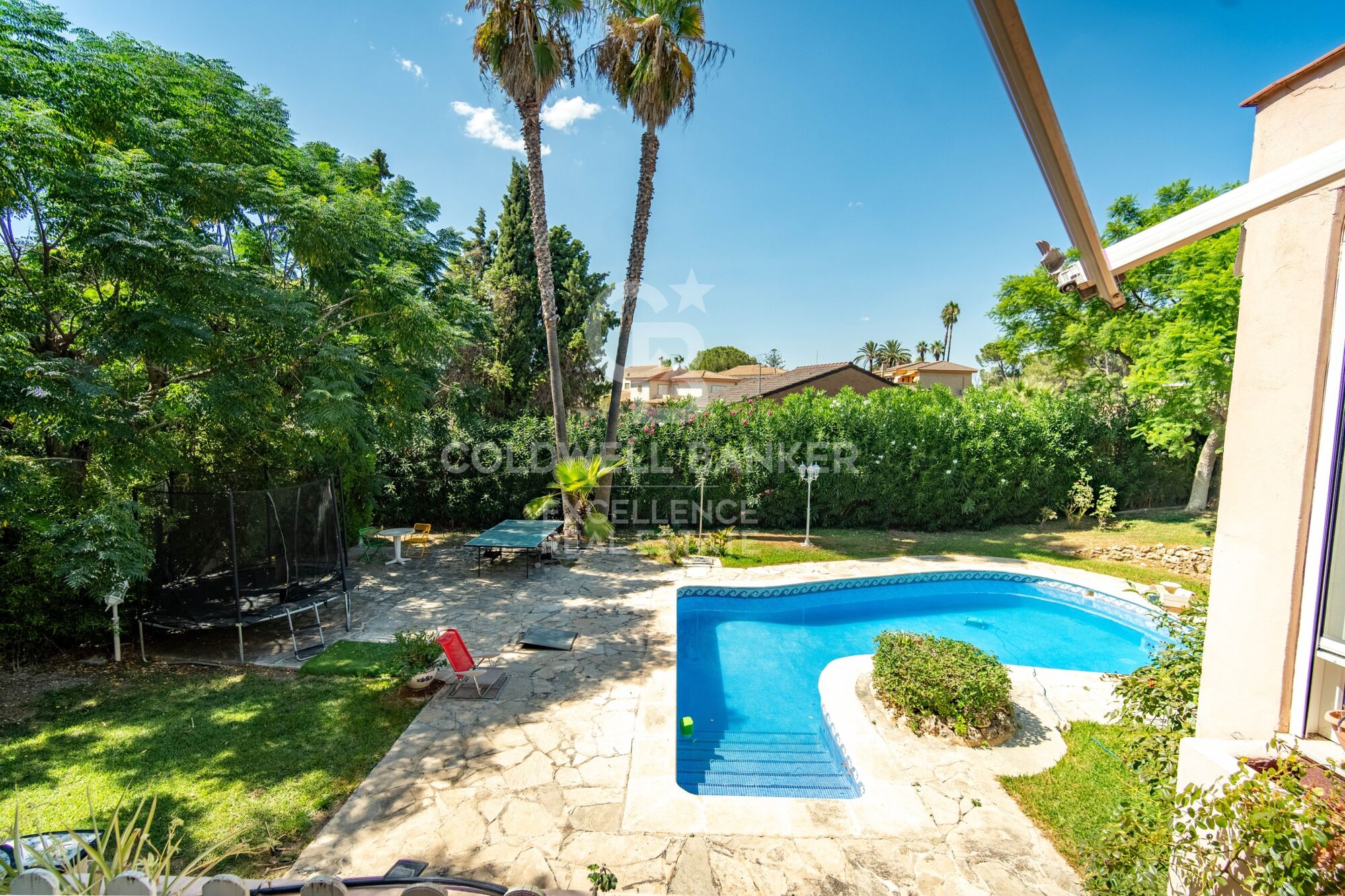 350 m² villa with pool, terraces, and 7 bedrooms in Monte Alcedo