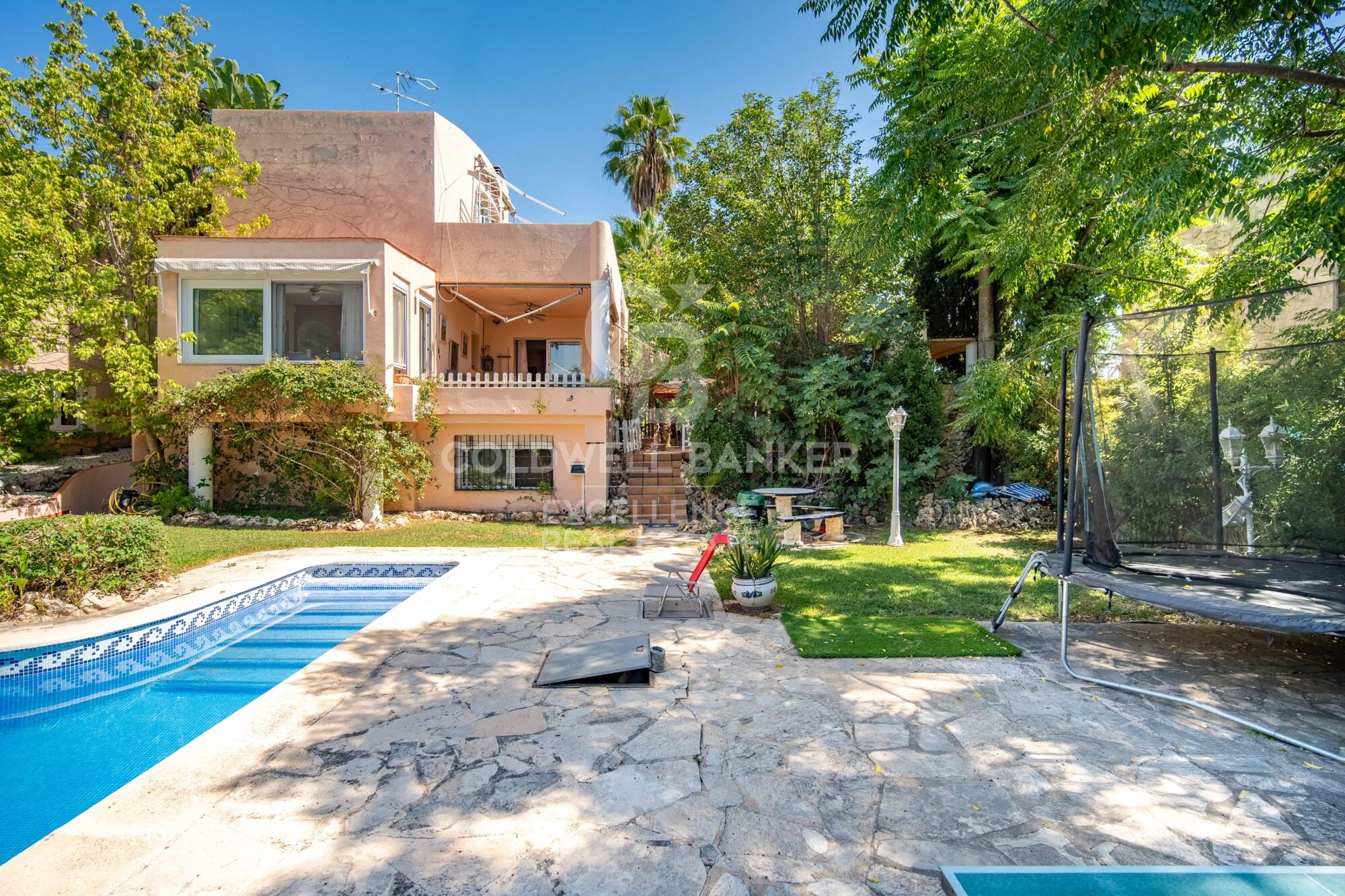 350 m² villa with pool, terraces, and 7 bedrooms in Monte Alcedo