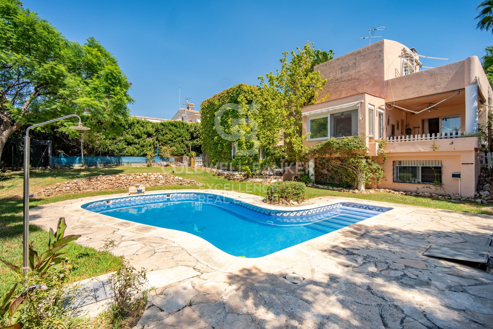 350 m² villa with pool, terraces, and 7 bedrooms in Monte Alcedo