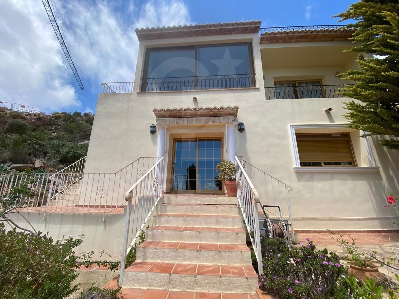 Chalet con vistas al mar en Cumbre del Sol - Disponible en venta y alquiler